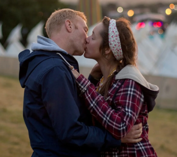 first date kiss