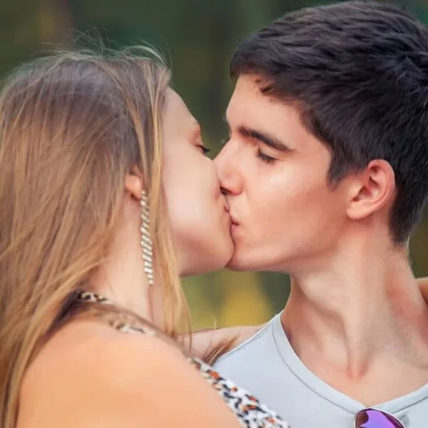 How to Kiss on a First Date